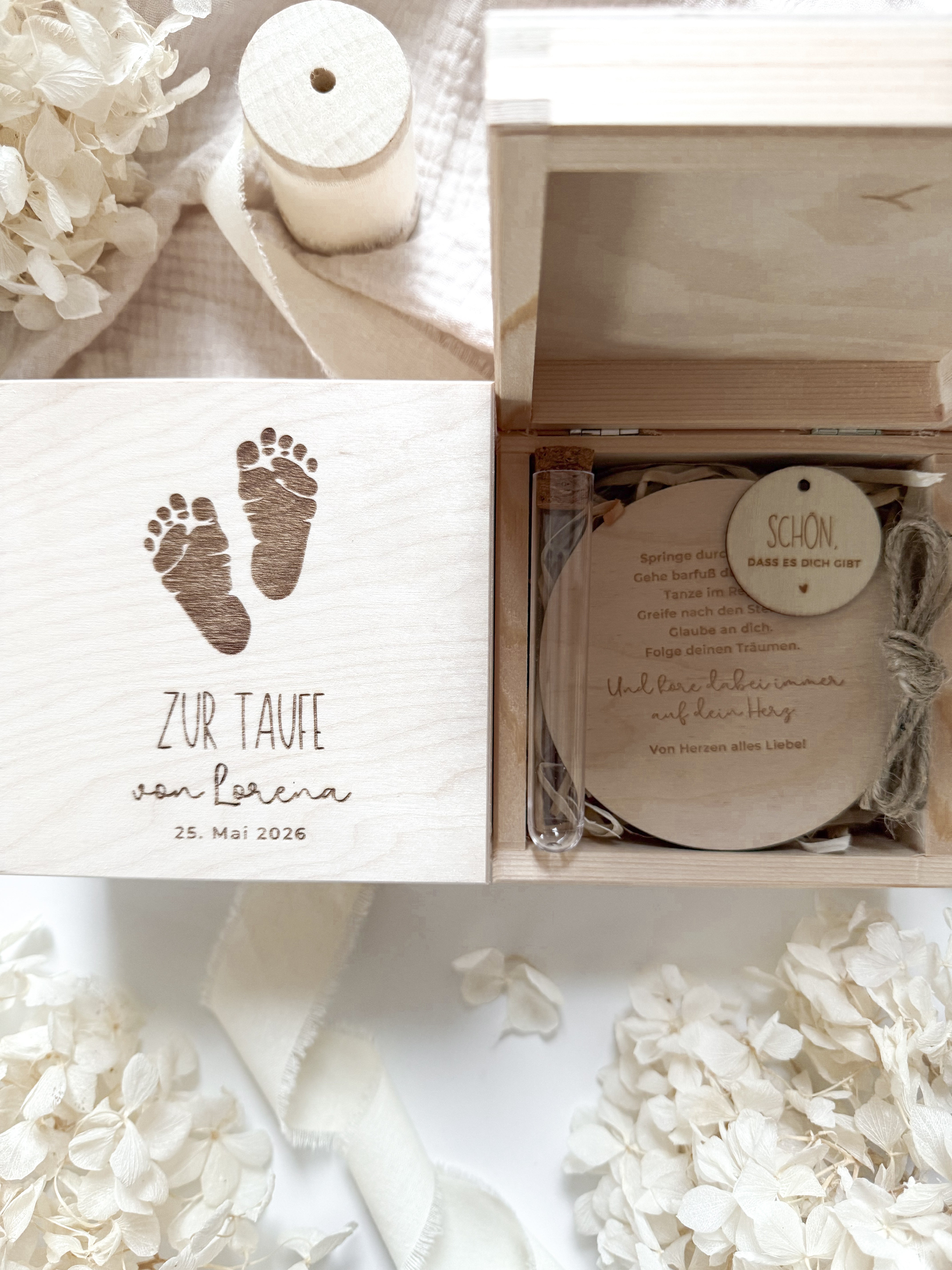 Personalisiertes Geldgeschenk aus Holz zur Taufe | Füße