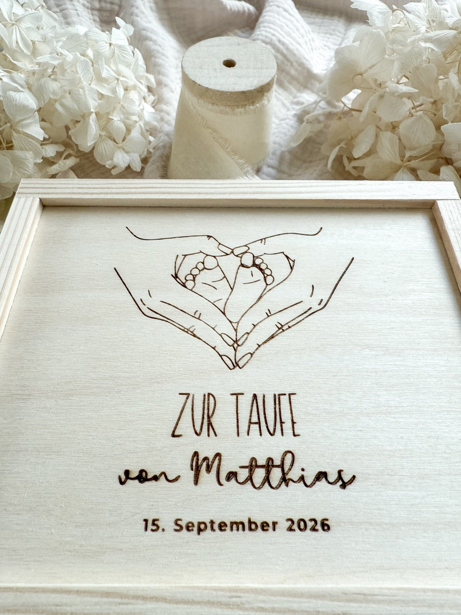 Personalisiertes Geldgeschenk aus Holz zur Taufe | Füße