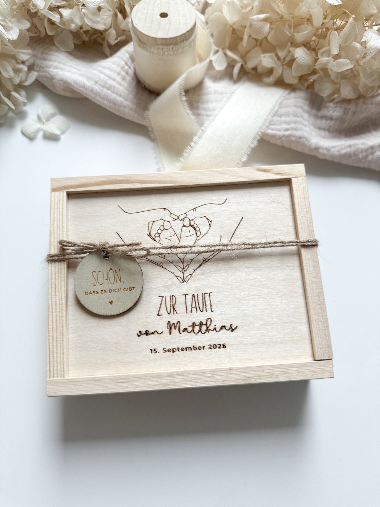 Personalisiertes Geldgeschenk aus Holz zur Taufe | Füße