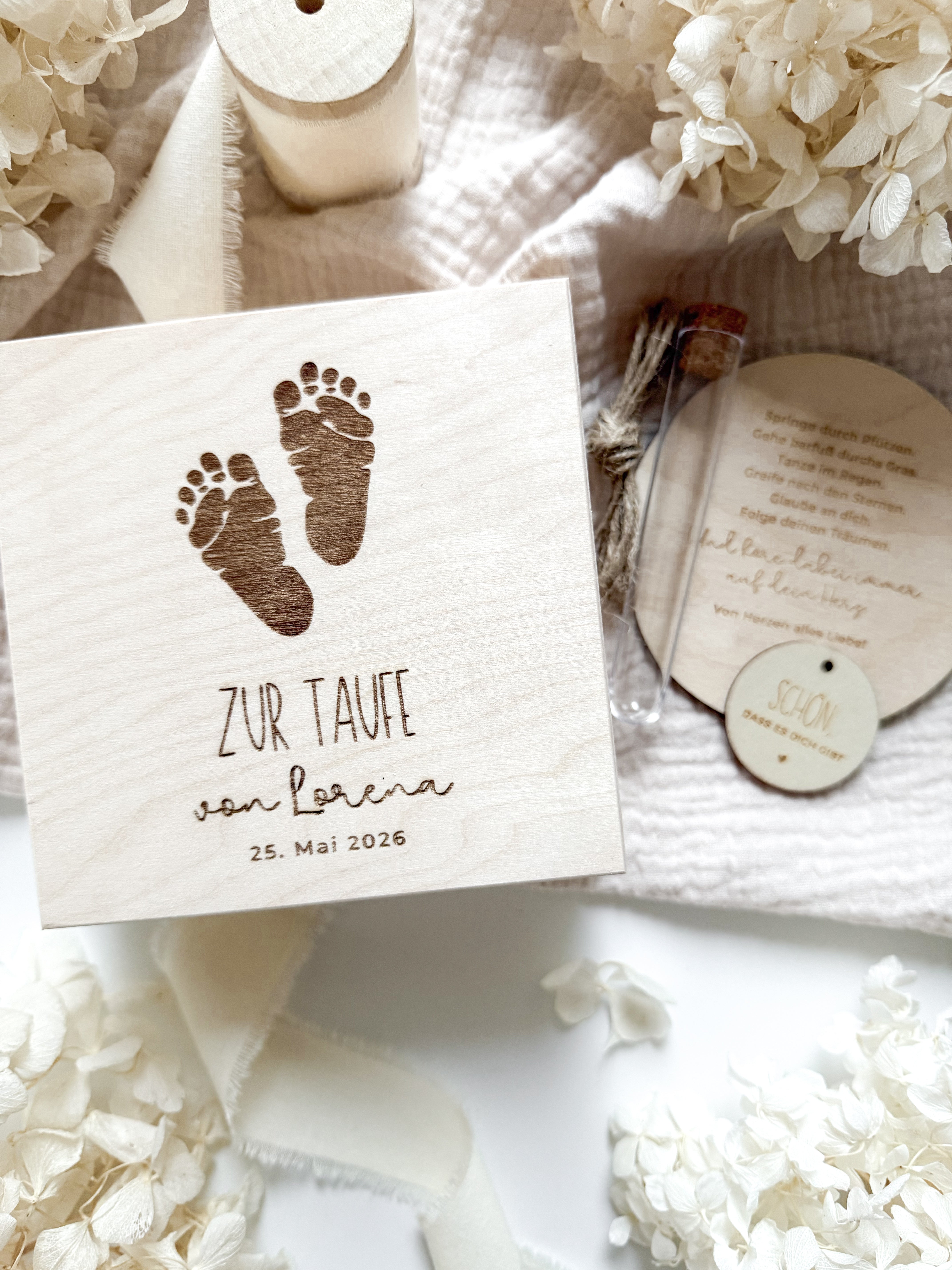 Personalisiertes Geldgeschenk aus Holz zur Taufe | Füße