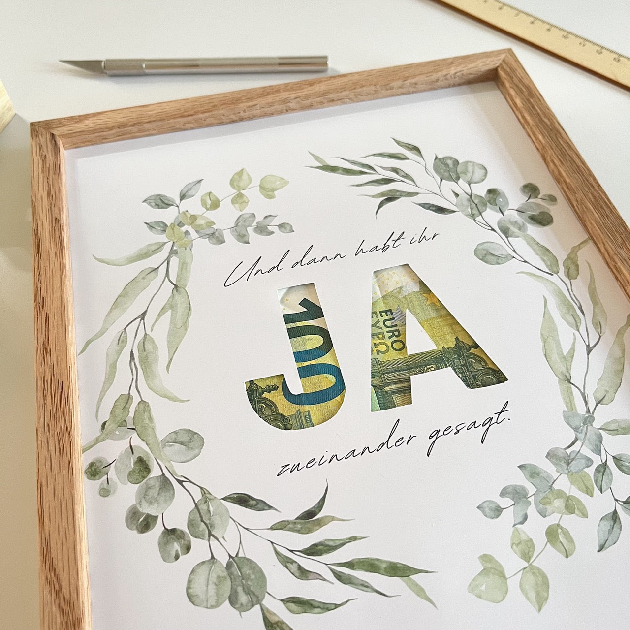 Personalisiertes Geldgeschenk zur Hochzeit mit Greenery-Eukalyptus-Kranz und JA-Ausschnitt für Geldscheine, digitale Druckvorlage.