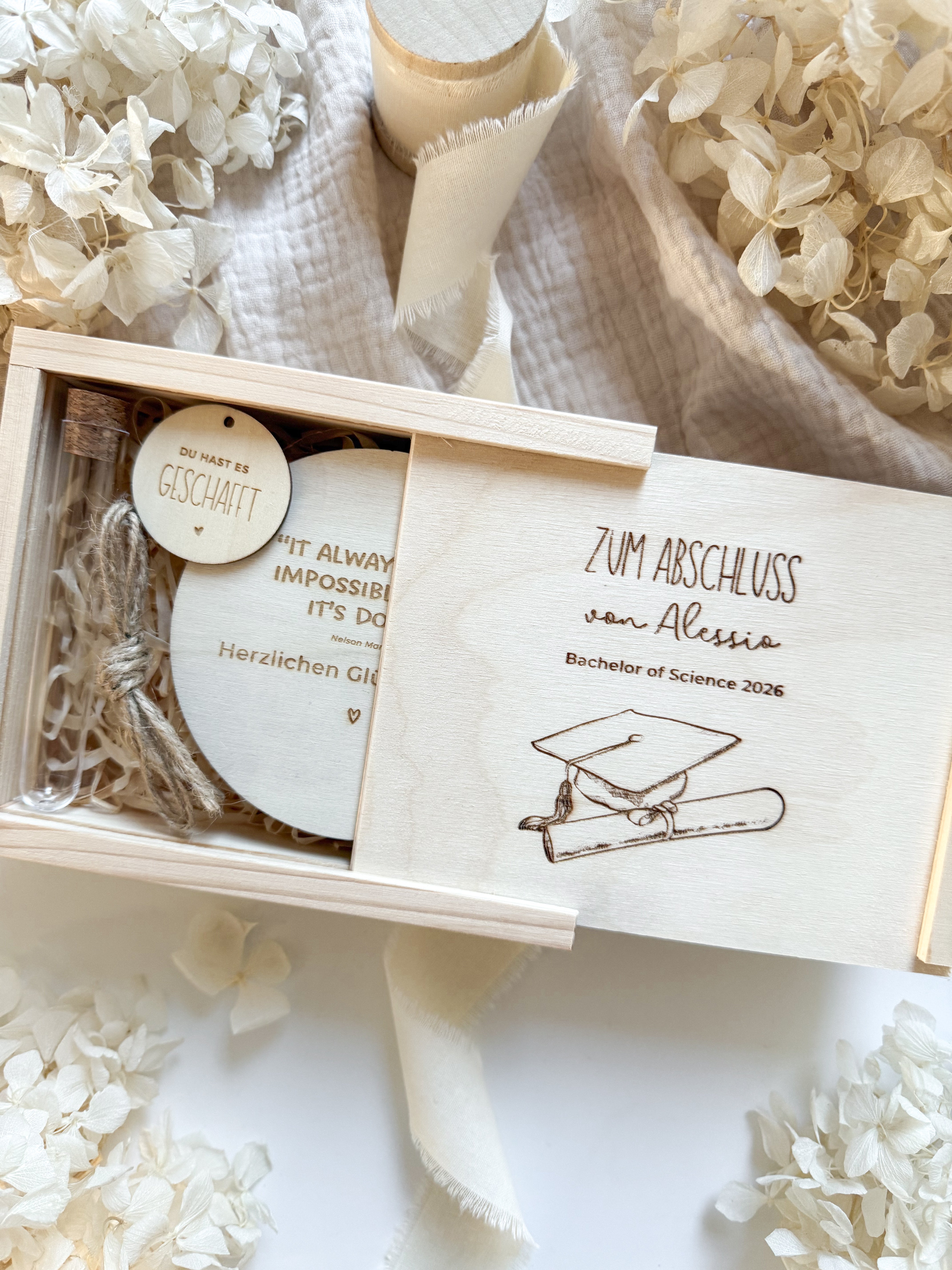 Personalisiertes Geldgeschenk zum Studiumsabschluss aus Holz