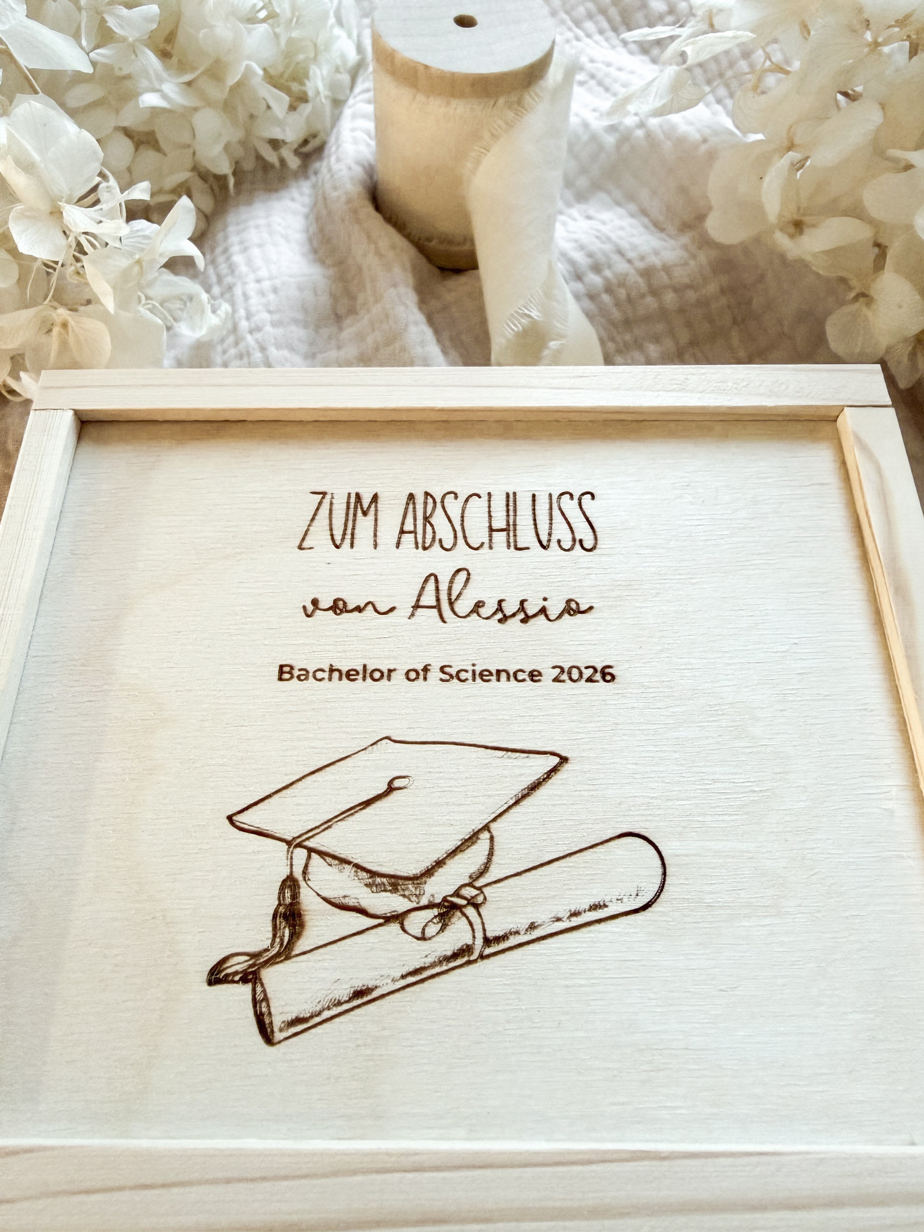Personalisiertes Geldgeschenk zum Studiumsabschluss aus Holz