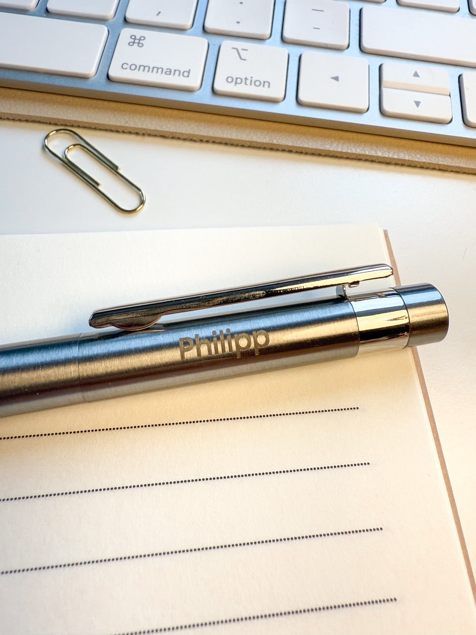 Personalisierter Kugelschreiber aus Edelstahl mit Gravur & Geschenkbox zu Weihnachten | Weihnachten ist ein Gefühl