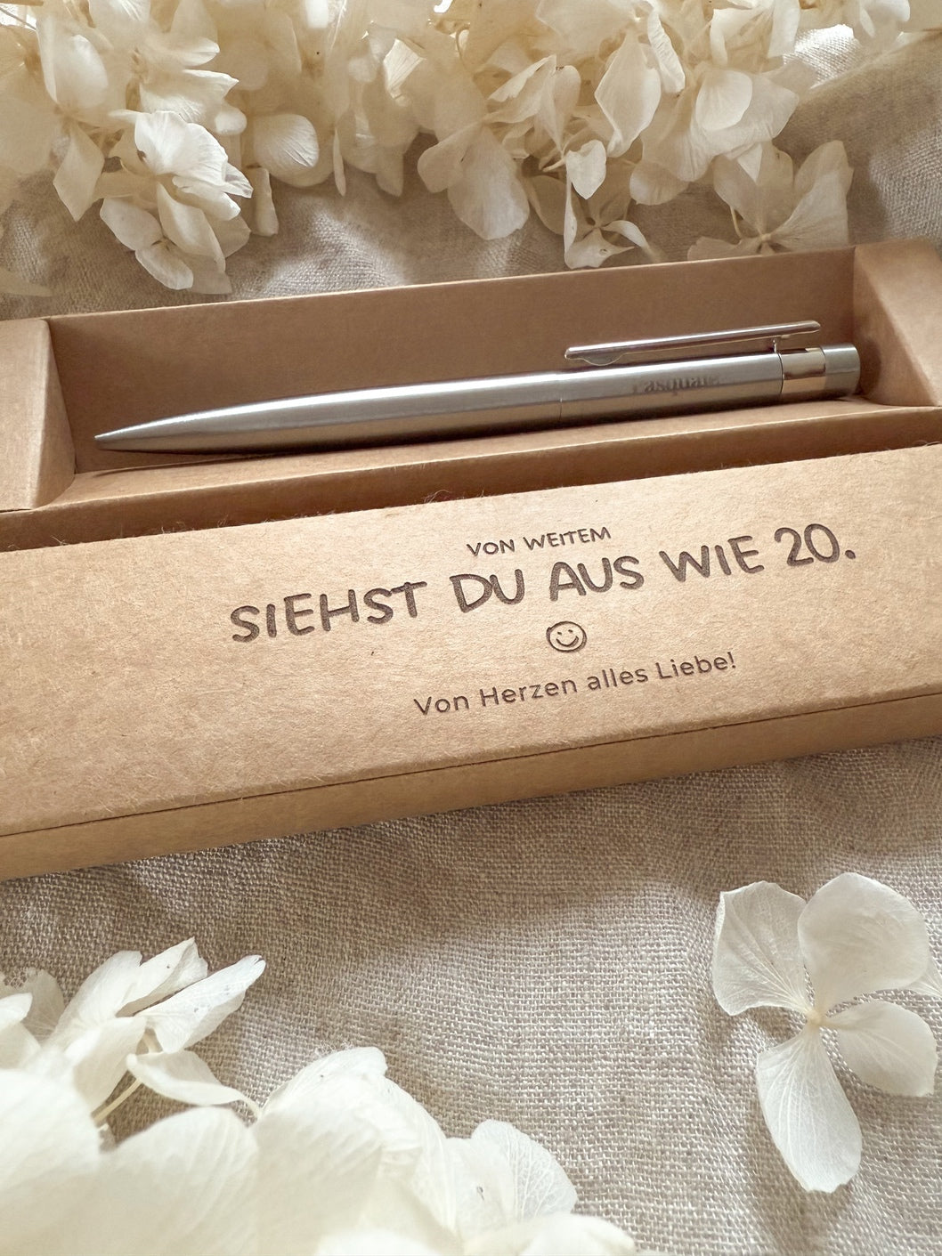 Personalisierter Kugelschreiber aus Edelstahl zum Geburtstag mit Geschenkbox | Von Weitem