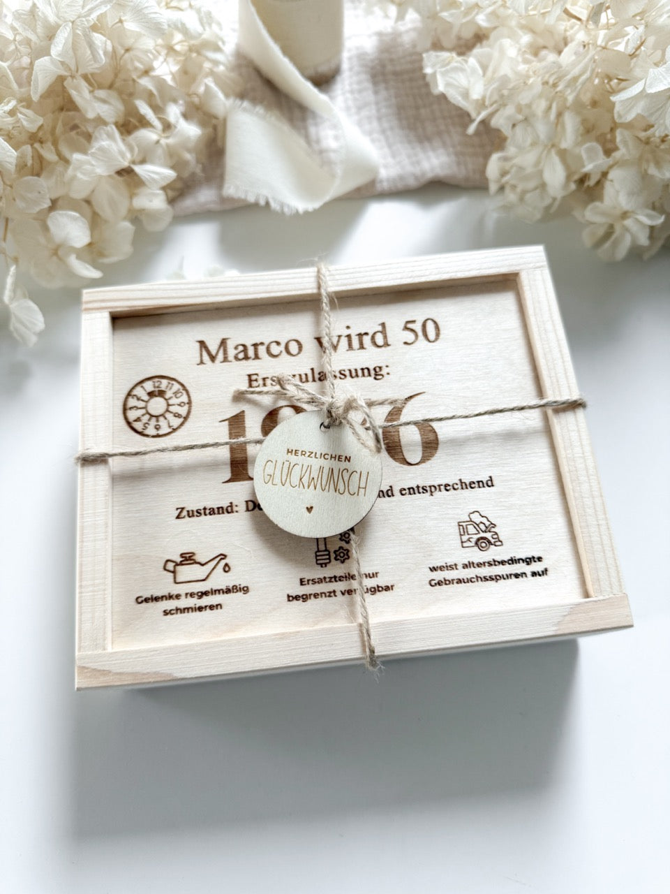 Personalisierte Holzbox Geldgeschenk Geburtstag für Autoliebhaber im Fahrzeugbrief Design graviert mit Name und Alter.