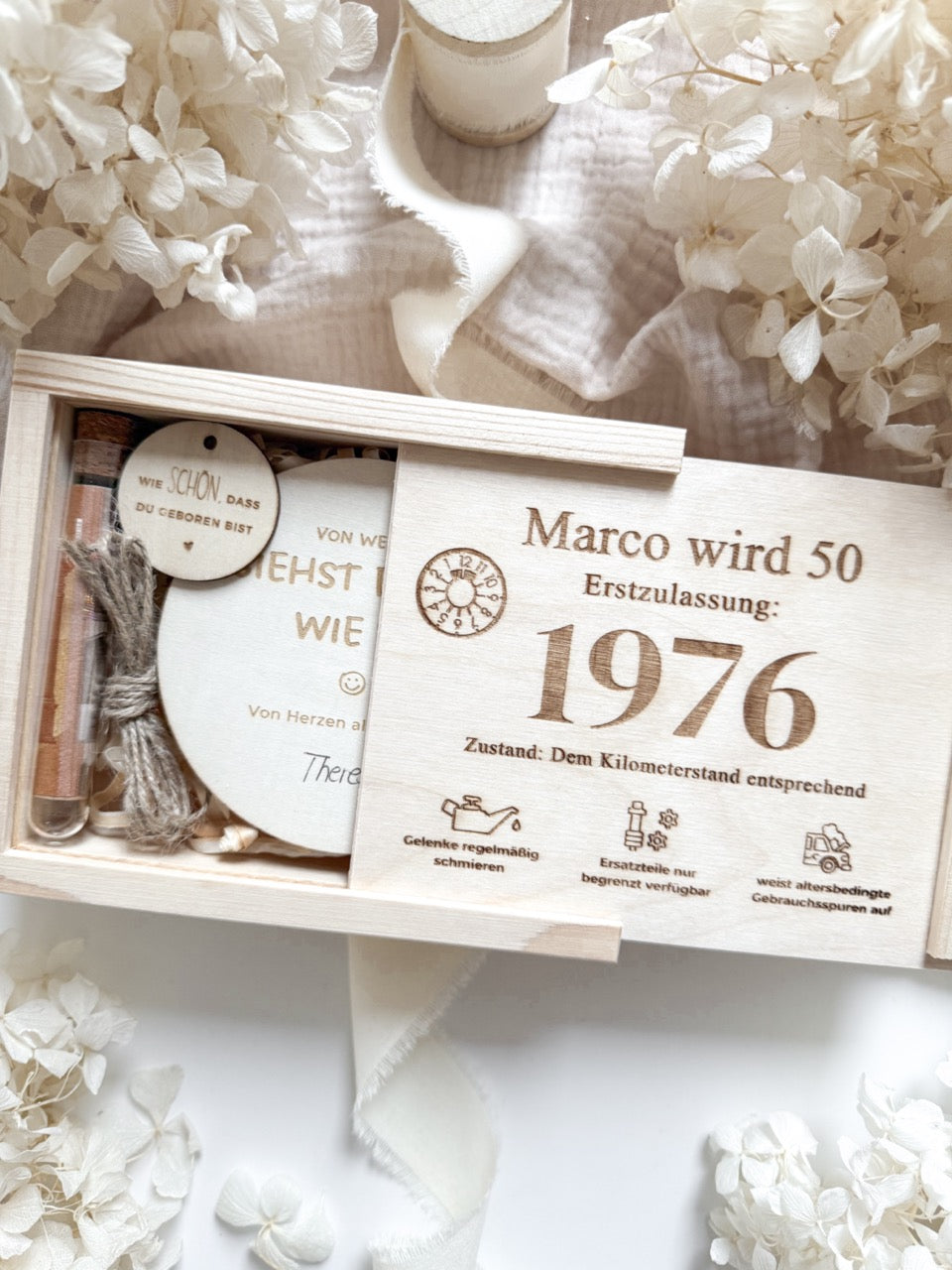 Personalisierte Holzbox Geldgeschenk Geburtstag für Autoliebhaber im Fahrzeugbrief Design graviert mit Name und Alter.