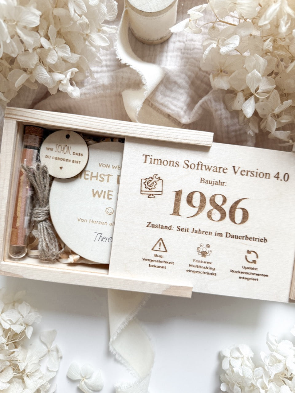 Personalisiertes IT Geldgeschenk Holzbox für Programmierer im Software Update Design graviert mit Name Timon