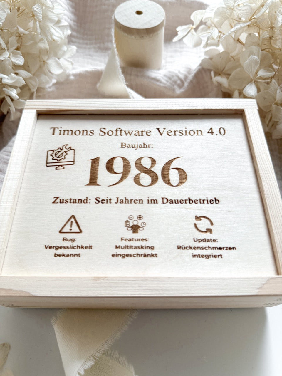 ersonalisiertes IT Geldgeschenk Holzbox für Programmierer im Software Update Design graviert
