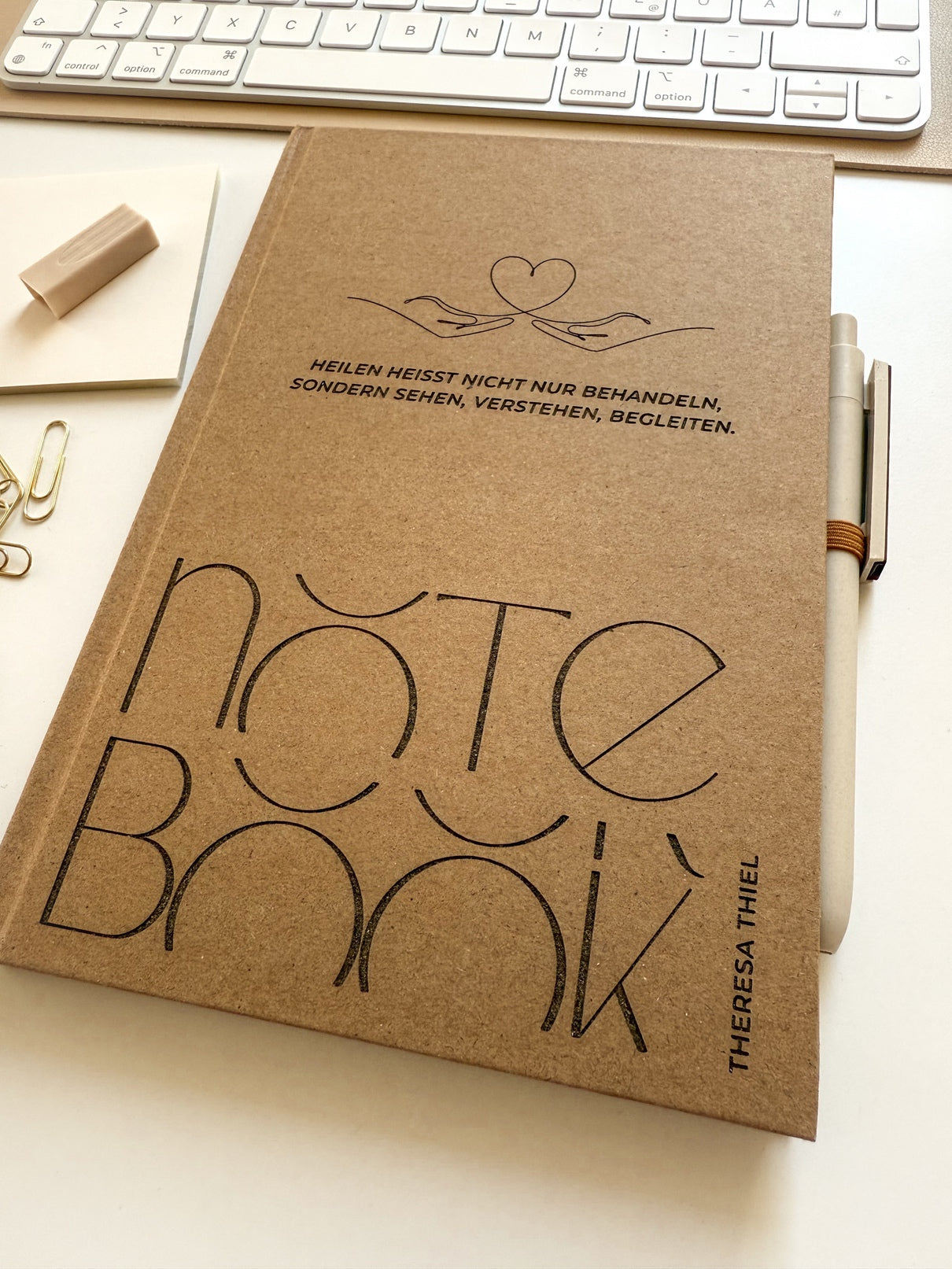 Personalisiertes Notizbuch als Dankeschön für Pflegekräfte, Ärzte & Therapeuten | Notizbuch (A5) mit Gravur und Stift