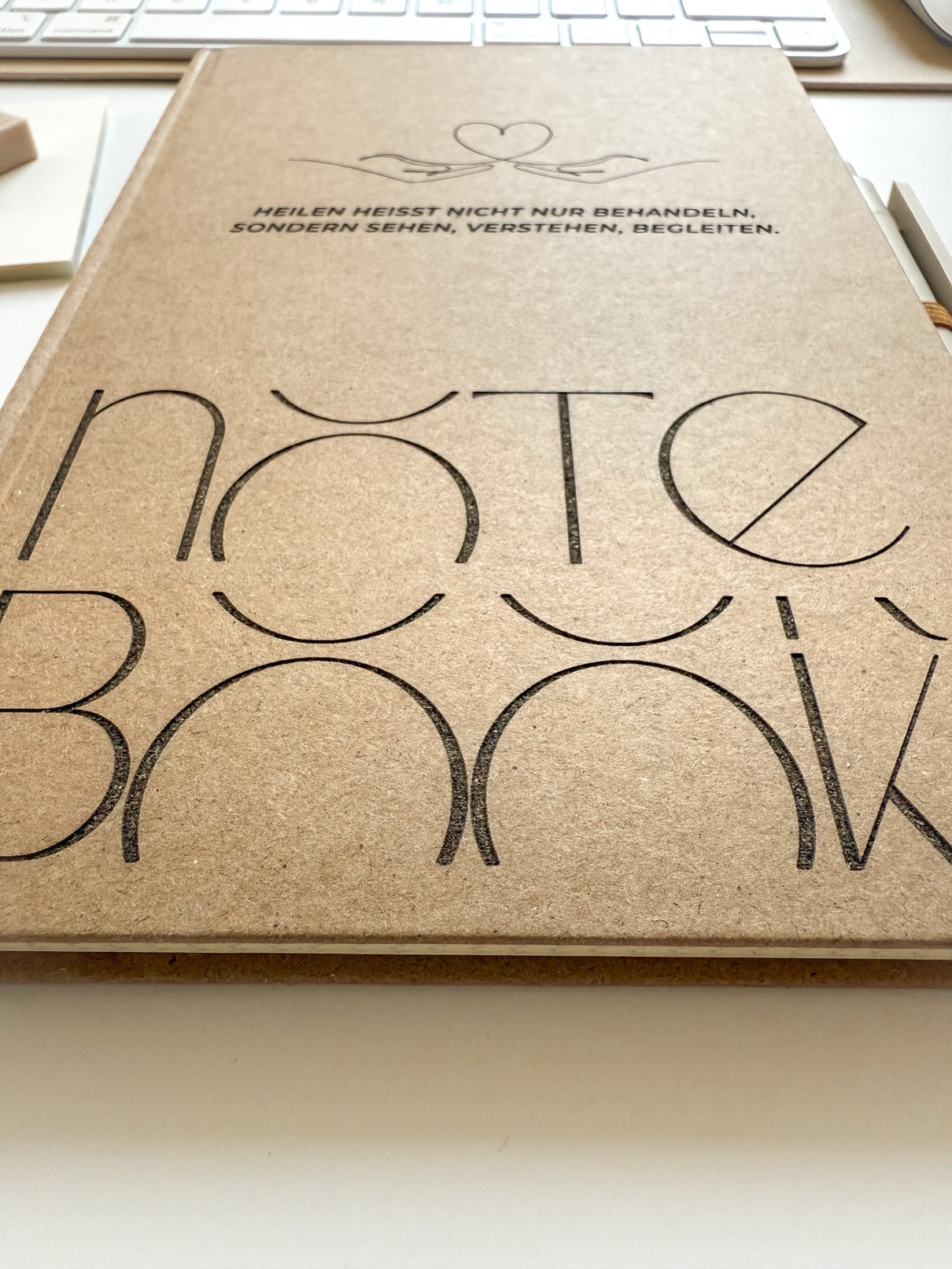 Personalisiertes Notizbuch als Dankeschön für Pflegekräfte, Ärzte & Therapeuten | Notizbuch (A5) mit Gravur und Stift