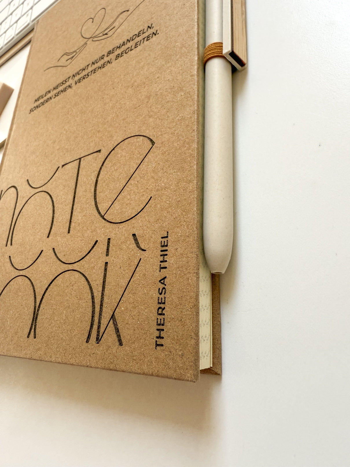 Personalisiertes Notizbuch als Dankeschön für Pflegekräfte, Ärzte & Therapeuten | Notizbuch (A5) mit Gravur und Stift