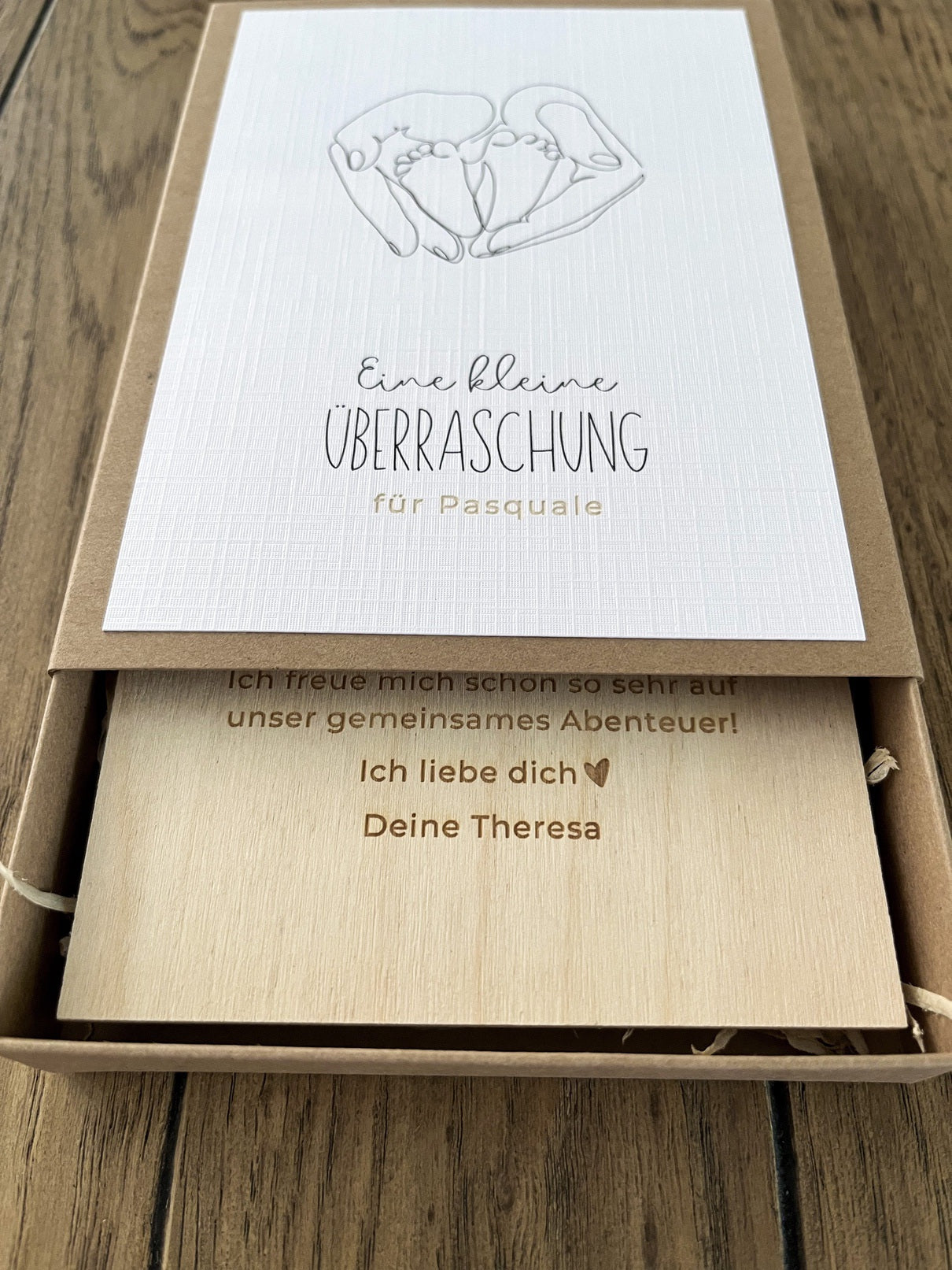 Geschenkschachtel mit Holzkarte zur Schwangerschaftsverkündung | Minimalistisch