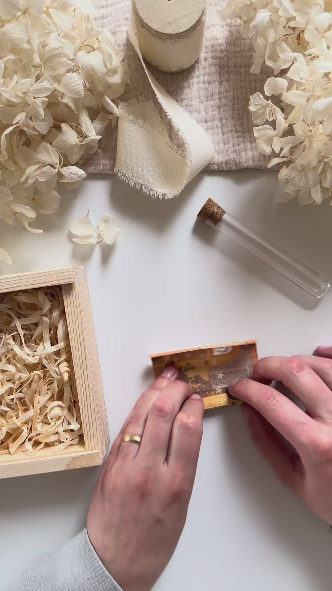 Personalisiertes Geldgeschenk aus Holz zur Hochzeit Paar mit 3D-Schriftzug