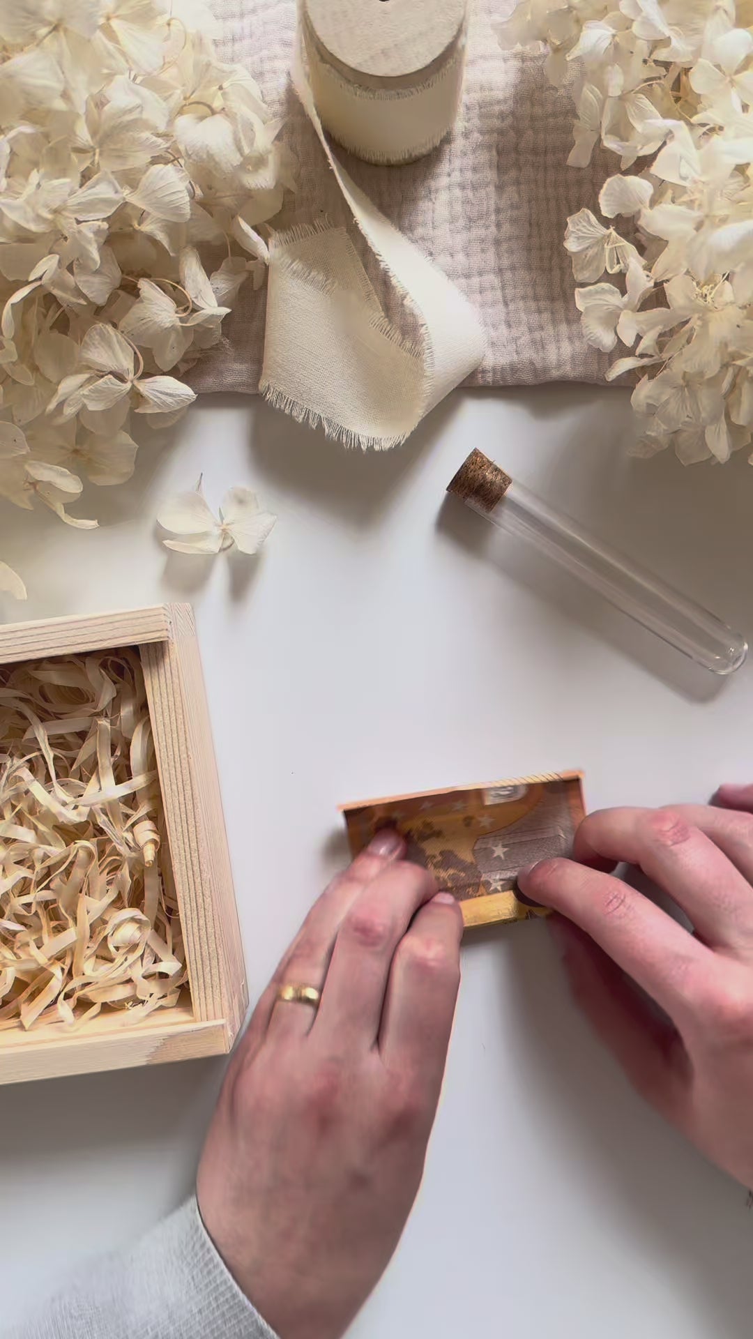 Personalisiertes Geldgeschenk aus Holz zur Taufe mit 3D-Schriftzug
