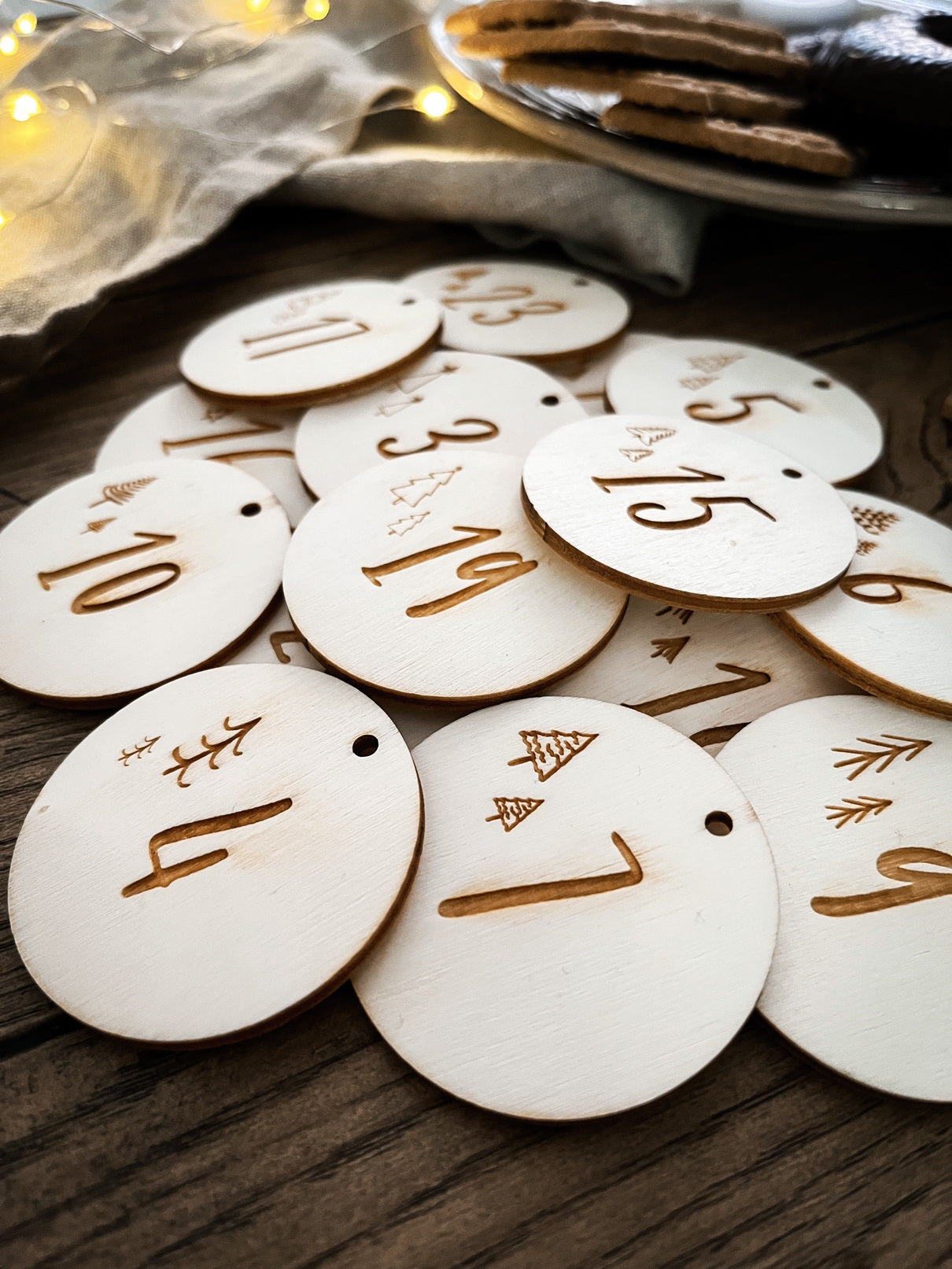 Adventskalenderzahlen | 24 Holzanhänger mit Tannenbaummotiv